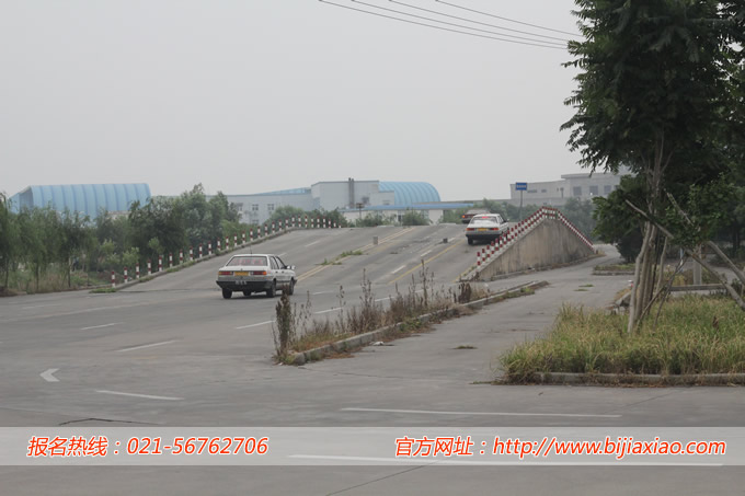 �����У��Ŀ���෽ͣ���ھ�